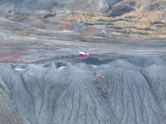 Russian and North Korean flags displayed side by side at one of Ukraine's battlefields in this image captured from the Telegram account of @rvvoenkor_bot on Monday. [SCREEN CAPTURE]