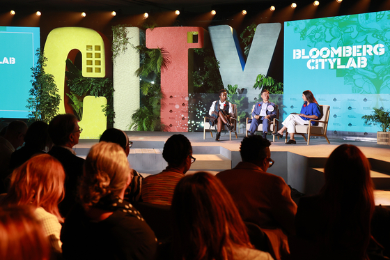 Seongnam City Mayor Shin Sang-jin, center, speaks at the Bloomberg CityLab conference in Mexico City on Oct. 15. [SEONGNAM CITY GOVERNMENT]
