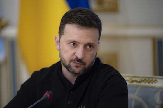 Ukrainian President Volodymyr Zelenskyy talks with journalists in Kyiv on Monday. [AP/YONHAP]