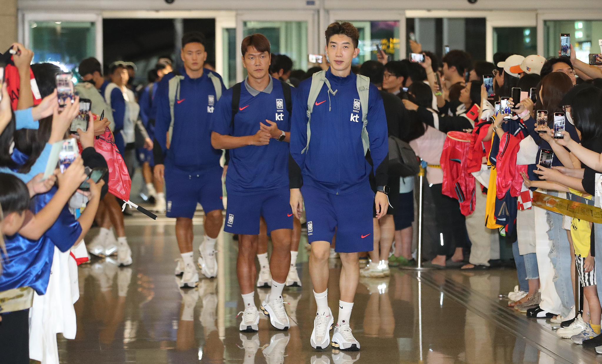 Fans crowd Incheon International Airport to greet Korean national soccer team. [NEWS1]