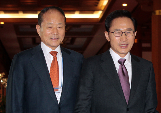 Lee Sang-deuk, left, with President Lee Myung-bak at the Blue House in Jongno District, central Seoul, in 2011. [YONHAP] 