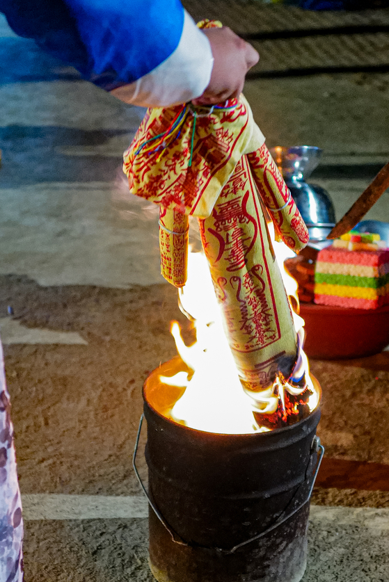 Burning of talismans to ward off samjae, or three ill-fated years [TVING]