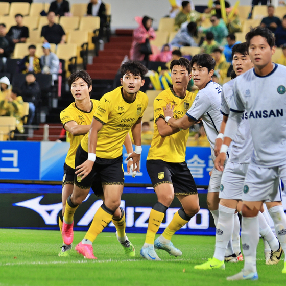 The Jeonnam Dragons, in yellow, in action during the K League 2 match against the Ansan Greeners at Gwangyang Football Stadium in Gwangyang, South Jeolla on Saturday. [SCREEN CAPTURE]