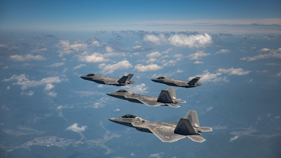 South Korean F-35A and U.S. F-22 fighters take part in a joint combat drill in an apparent show of force against North Korean military threats over a central region in South Korea in a photo provided by the U.S. Air Force on May 16. [YONHAP]