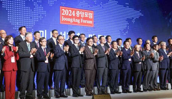Government officials, lawmakers and other dignitaries take a commemorative photo at the 2024 JoongAng Forum at the Four Seasons Hotel in central Seoul on Wednesday. [KIM SEONG-RYONG]