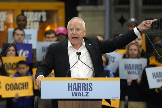 Minnesota Gov. Tim Walz, the Democratic vice presidential nominee, speaks at a campaign event in Pittsburgh, Pennsylvania, on Oct 15. [AP/YONHAP]