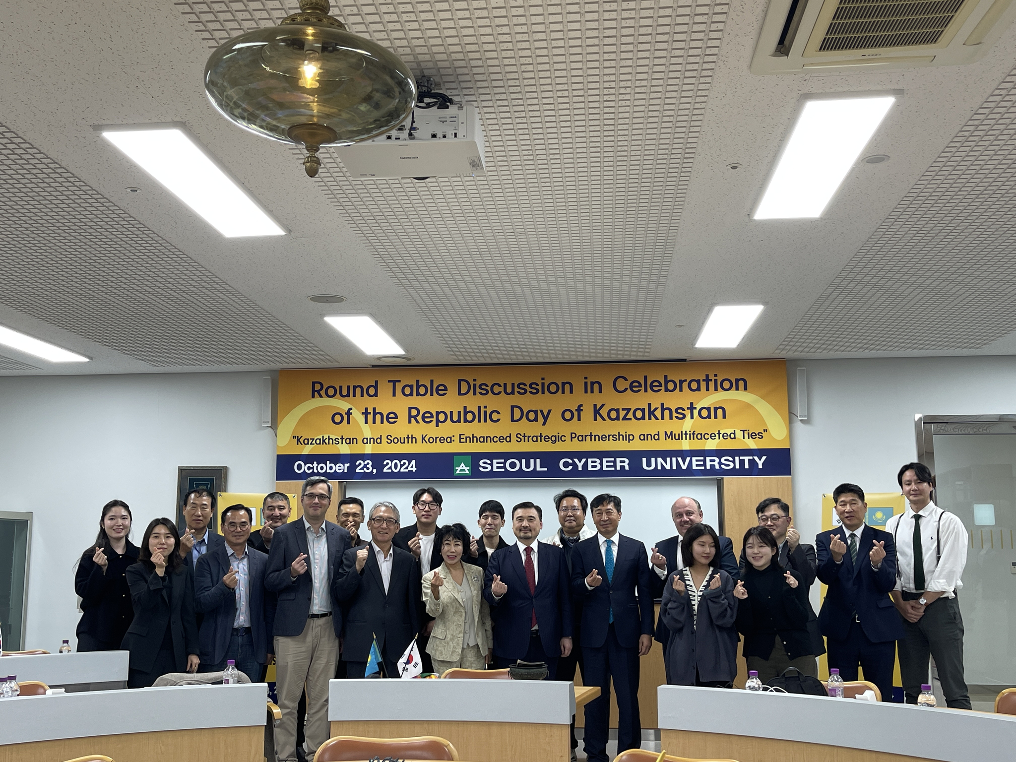 Kazakhstan’s ambassador to Korea, Nurgali Arystanov, center, poses for a photograph at a round table session held at Seoul Cyber University in northern Seoul on Wednesday. [LEE SOO-JUNG]