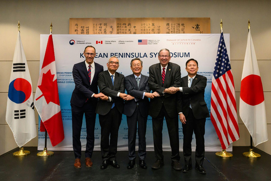 Cho Koo-rae, center, South Korea's vice minister for strategy intelligence, poses with officials of the United States, Canada and Japan, at the Korean Peninsula Symposium in Ottawa, Canada, on Oct. 23. [MINISTRY OF FOREIGN AFFAIRS]