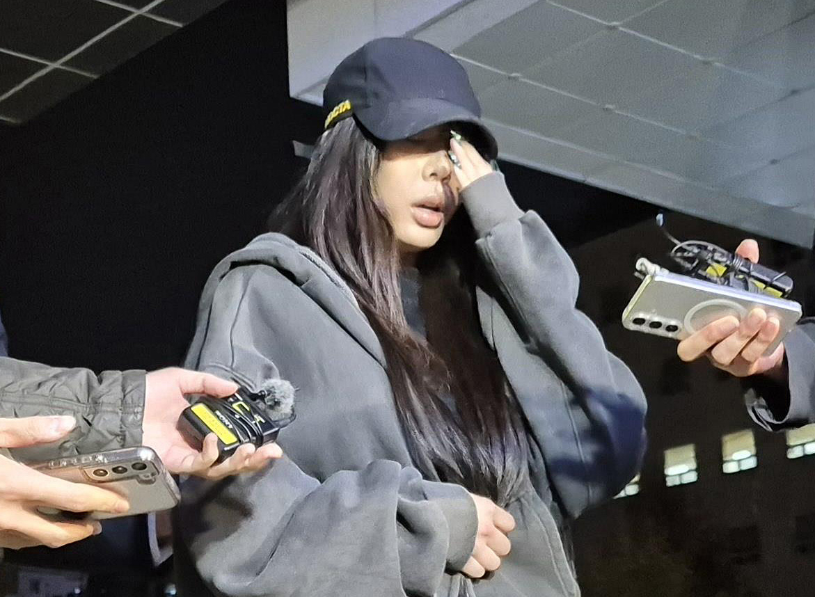 Singer-rapper Jessi arrives at Seoul Gangnam Police Station in southern Seoul on Oct. 16 for questioning regarding the alleged assault of a fan. [YONHAP]