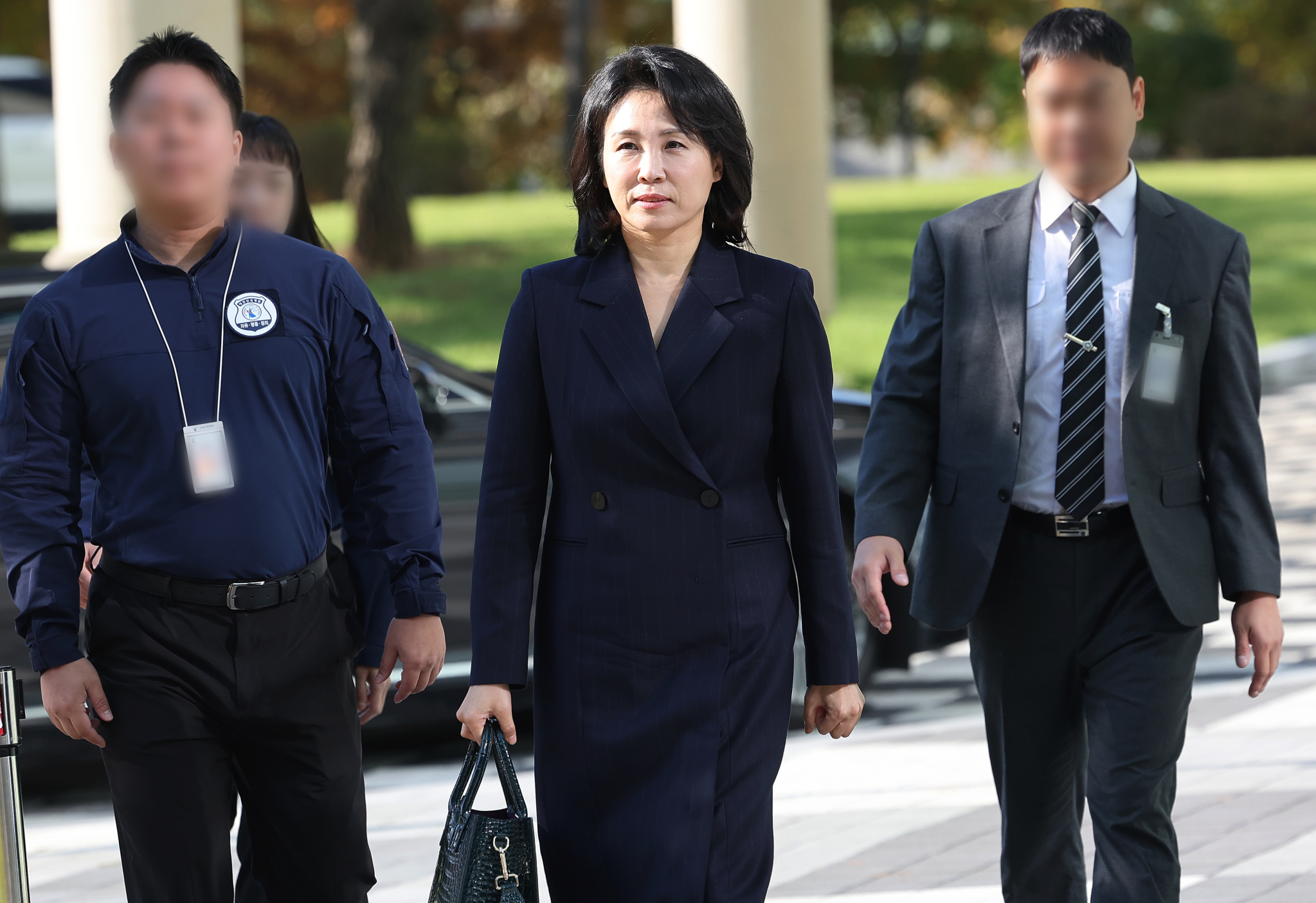 Kim Hye-kyung, wife of Democratic Party leader Lee Jae-myung, arrives at the Suwon District Court on Thursday for the final hearing into the election law violation case against her. [YONHAP]