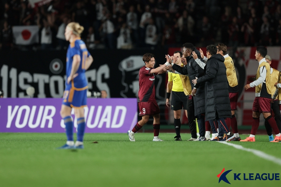 Vissel Kobe, right, celebrate during a 2024-25 AFC Champions League Elite match against Ulsan HD at Ulsan Stadium in Ulsan on Wednesday. [K LEAGUE]