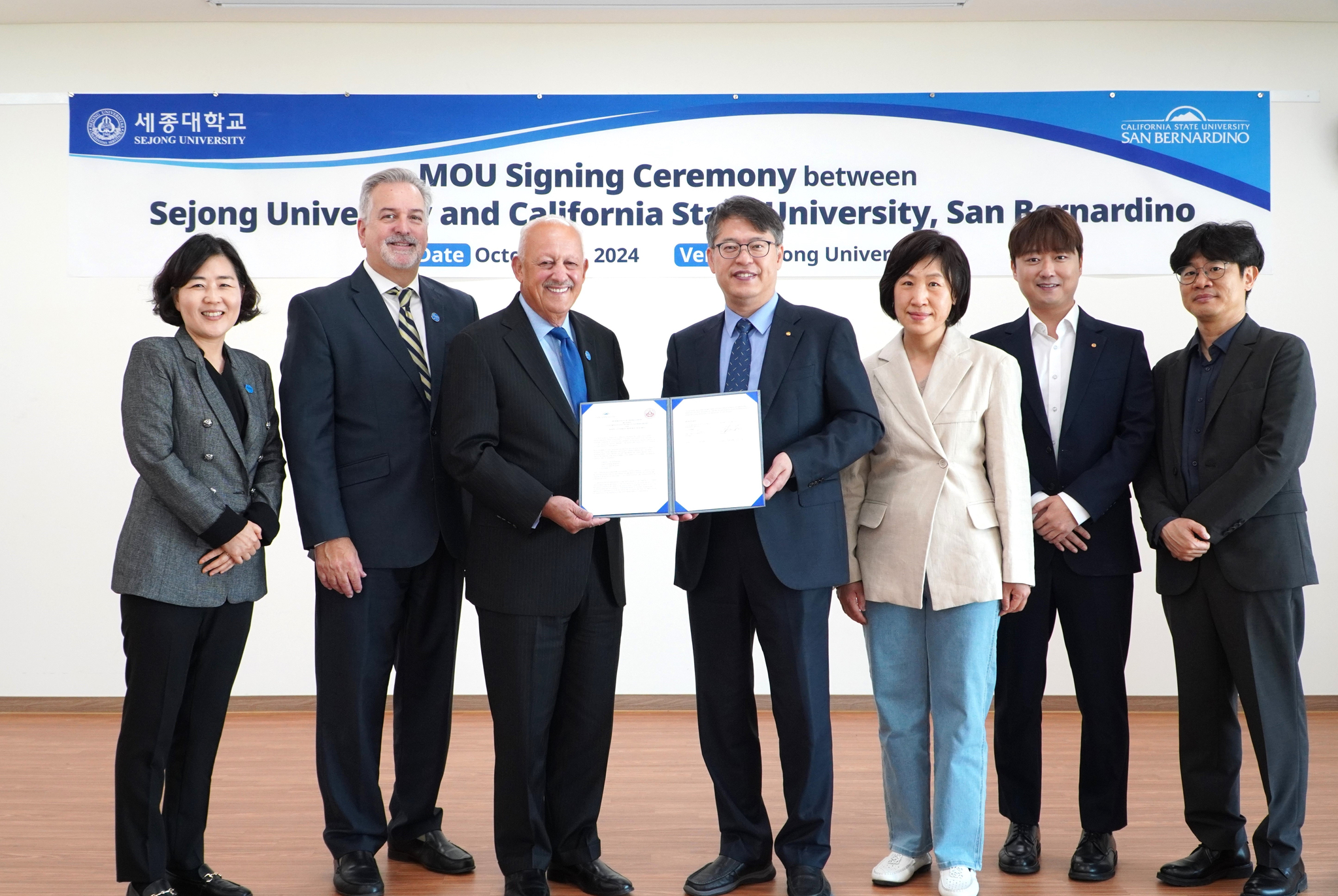 Third from left: California State University San Bernardino President Tomás D. Morales and Sejong University President Eom Jong-hwa pose for a photo after signing a memorandum of understanding to create an exchange semester program. [SEJONG UNIVERSITY] 
