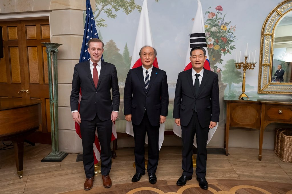 South Korea's National Security Advisor Shin Won-sik, right, and his U.S. and Japanese counterparts, Jake Sullivan, left, and Takeo Akiba, pose for a photo as they meet for three-way talks in Washington on Oct. 26. [YONHAP]