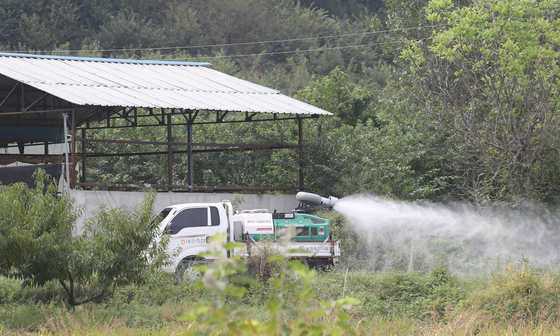A vehicle sprays disinfectant to combat lumpy skin disease at a cow farm in Yeoju, Gyeonggi, in September. [NEWS1]