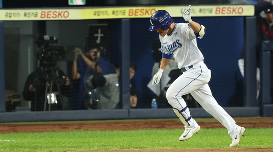 Lee Sung-gyu of the Samsung Lions rounds the bases after hitting a solo home run against the Kia Tigers during Game 3 of the Korean Series at Daegu Samsung Lions Park in Daegu, on Oct. 25. [YONHAP]