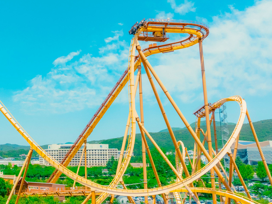 Gyeongju World in Gyeongju, North Gyeongsang is famous for its steep-falling rollercoaster Draken, but rolls out a witch-themed Halloween event ″Witches' Pumpkin Party″ this fall. [GYEONGJU WORLD]