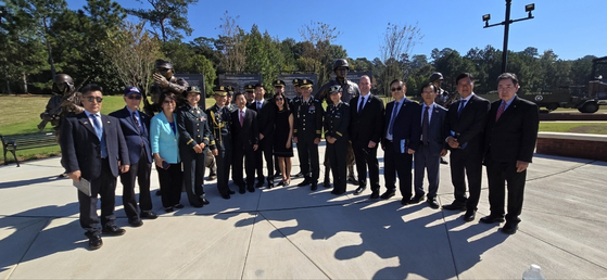 South Korean officials, family members of late Korean War hero Gen. Paik Sun-yup and others pose for a photo at an event celebrating the installation of the Korean War Memorial at the National Infantry Museum in Columbus, Georgia, on Thursday. [YONHAP]