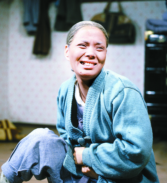Kim as Il-yong’s mother in Korea’s longest-running show, MBC’s “Country Diaries” (1980-2002) [JOONGANG ILBO] 