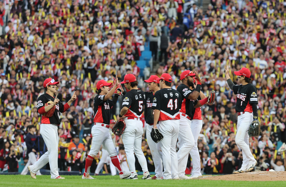 The Kia Tigers celebrate their 9-2 victory over the Samsung Lions in Game 4 of the Korean Series at Daegu Samsung Lions Park in Daegu on Saturday. [NEWS1]