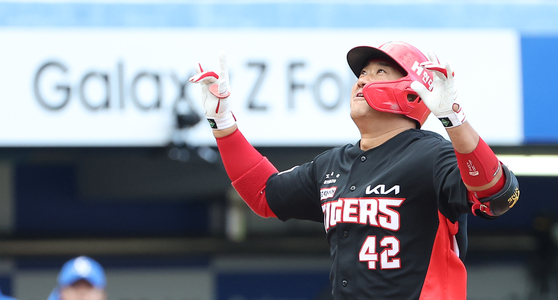 The Kia Tigers' Kim Tae-gun celebrates after smashing a grand slam in a six-run third inning during Game 4 of the Korean Series against Samsung Lions at Daegu Samsung Lions Park in Daegu on Saturday. [YONHAP]