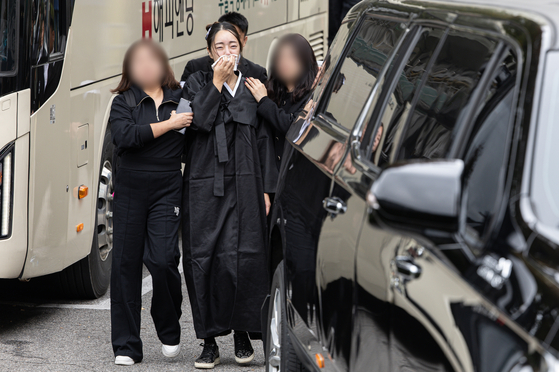 Actor Seo Hyo-rim, Kim's daughter-in-law, sheds tears at Kim's funeral on Sunday. [NEWS1] 
