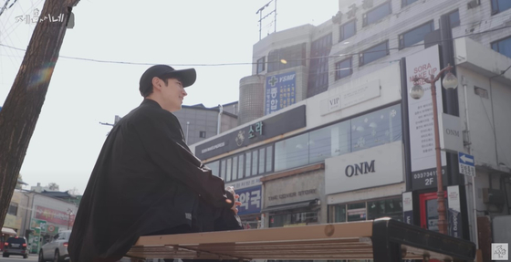 A screen capture from a video of actor Lee Je-hoon on his YouTube channel Jehooncine [SCREEN CAPTURE]