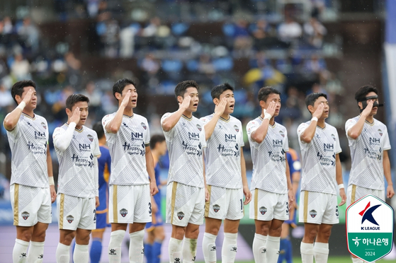 Gimcheon Sangmu salute after their 2-1 win over Ulsan HD in the K League 1 at Munsu Football Stadium in Ulsan on Oct. 6. [YONHAP] 