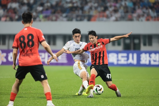 Gangwon FC midfielder Yang Min-hyuk, right, in action during the K League 1 match against Gimcheon Sangmu at Gangneung Sports Complex in Gangneung, Gangwon on June 22. [GIMCHEON SANGMU]