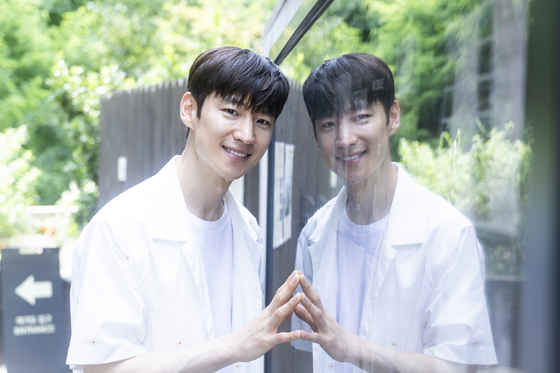 Actor Lee Je-hoon embarks on a new journey as a YouTuber with his channel Jehooncine. [JOONGANG ILBO]