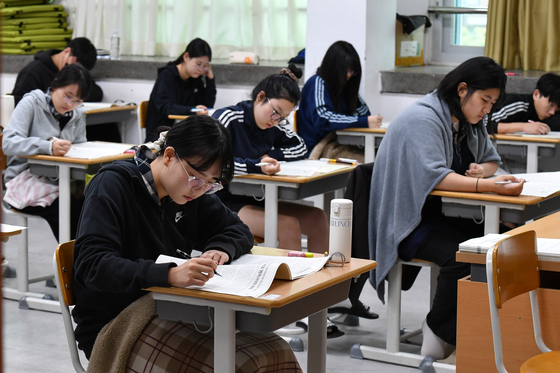 High school seniors take a mock College Scholastic Ability Test, also known as suneung, on Sept. 4 at a high school in Pohang, North Gyeongsang. [NEWS1] 