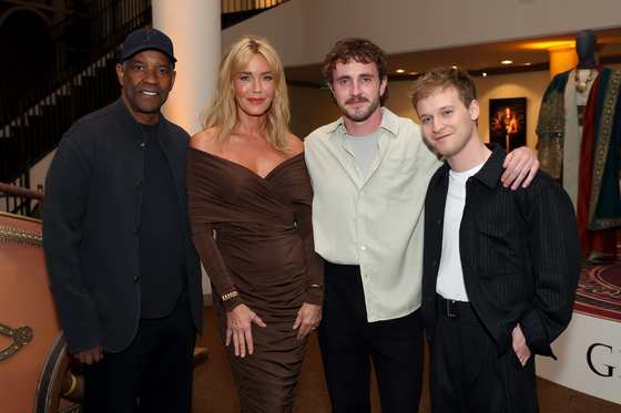 The cast of ″Gladiator Ⅱ″ pose for a phot. From left, Denzel Washington, Connie Nielsen, Paul Mescal and Fred Hechinger [LOTTE ENTERTAINMENT]