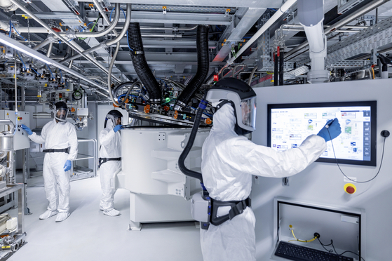 Mercedes-Benz engineers test batteries at its eCampus, a research center dedicated to the development of batteries in Stuttgart, Germany. [MERCEDES-BENZ KOREA] 