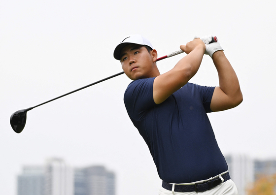 Tom Kim tees off on the sixth hole during the final round of the Genesis Championship at Jack Nicklaus Golf Club Korea in Incheon on Sunday. [AFP/YONHAP]