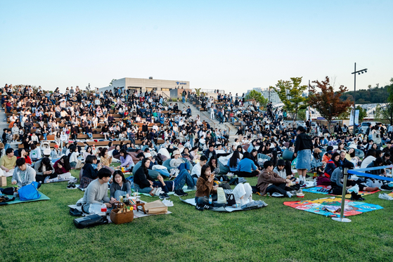 Attendees experience Kia's Harmonium Festival on Nodeul Island in Yongsan District, central Seoul. [YONHAP]