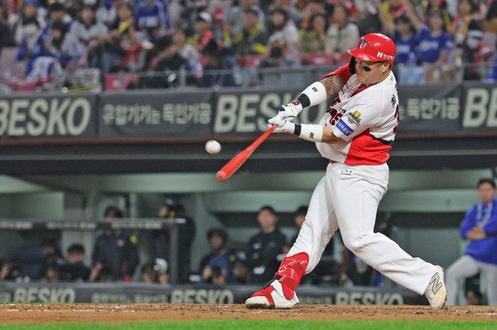 The Kia Tigers' Choi Hyoung-woo hits a home run during Game 5 of the 2024 Korean Series against the Samsung Lions at Gwangju-Kia Champions Field in Gwangju on Monday. [NEWS1] 