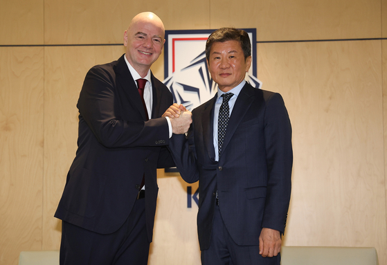 FIFA President Gianni Infantino, left, poses for a photo with Korea Football Association (KFA) President Chung Mong-gyu at the KFA House in central Seoul on Monday. [YONHAP]