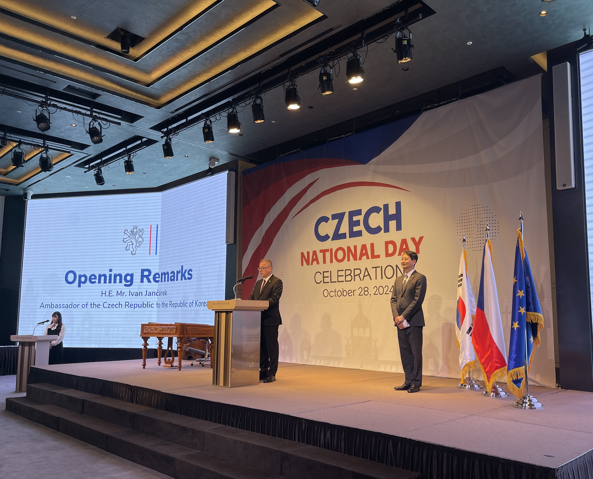Ambassador of the Czech Republic to Korea Ivan Jancarek, center, speaks during his country’s national day celebration held at the Ambassador Seoul Pullman Hotel in Jung District, central Seoul on Monday. Korean Industry Minister Ahn Duk-geun, right, stands in front of flags of Korea, Czech Republic and the European Union. [LEE SOO-JUNG]