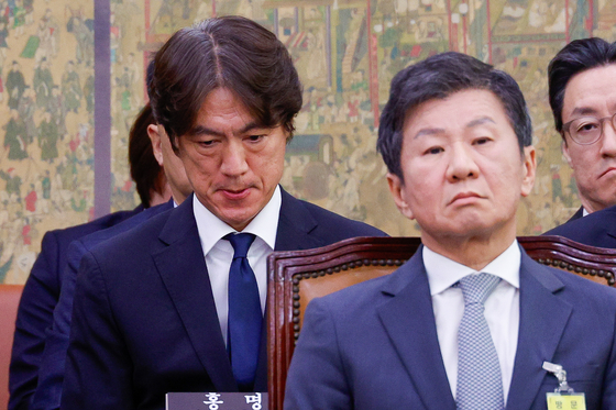 Korean national team manager Hong Myung-bo, left, and Korea Football Association Presidet Chung Mong-gyu during the parliamentary committee on culture, sports and tourism at the National Assembly in western Seoul on Sept. 24. [NEWS1]
