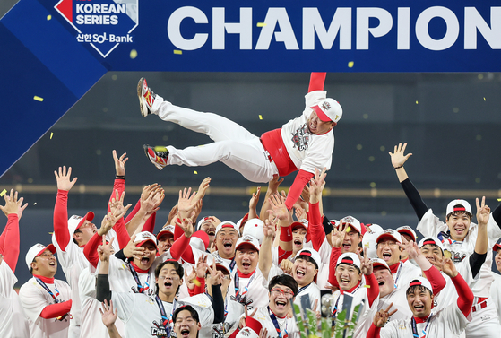 The Kia Tigers toss manager Lee Bum-ho into the air after beating the Samsung Lions 7-5 at Gwangju-Kia Champions Field in Gwangju on Monday. [NEWS1] 