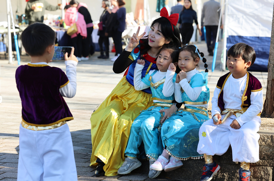 A child takes a photo of his teacher and friends at a festival held for children at Seomjingang Train Village in Gokseong County, South Jeolla, on Thursday. [YONHAP]