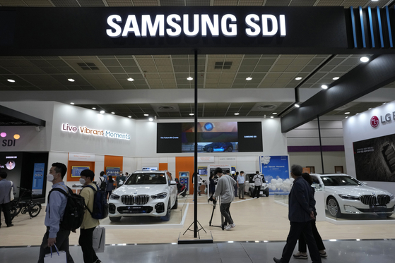 People walk by Samsung SDI Co.' booth during the InterBattery 2021, the country's leading battery exhibition, at COEX in Seoul, South Korea, on June 9, 2021. [AP/YONHAP]