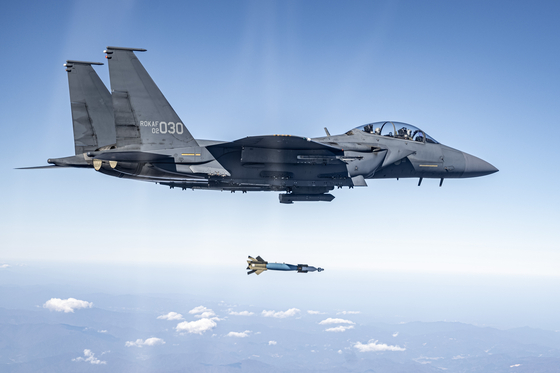 An F-15K fighter jet deploys a GBU-12 air-to-ground guided bomb during a live-fire exercise targeting mobile and fixed objectives at Taebaek, Gangwon, as part of joint drills between the South Korean and U.S. Air Forces on Wednesday. [NEWS1]