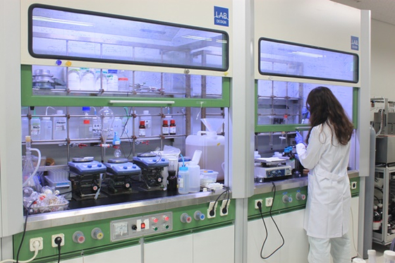 A researcher at an AbTis laboratory. [DONG-A ST]