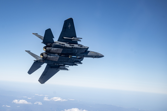 An F-15K fighter jet equipped with a GBU-12 air-to-ground guided bomb flies during a live-fire exercise targeting mobile and fixed objectives at Taebaek, Gangwon, as part of joint drills between the South Korean and U.S. Air Forces on Wednesday. [NEWS1]