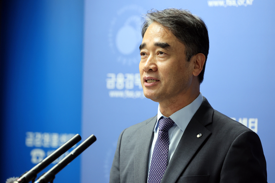 Financial Supervisory Service Senior Deputy Governor Hahm Yong-il speaks during an emergency press briefing held in western Seoul on Thursday. [NEWS1] 