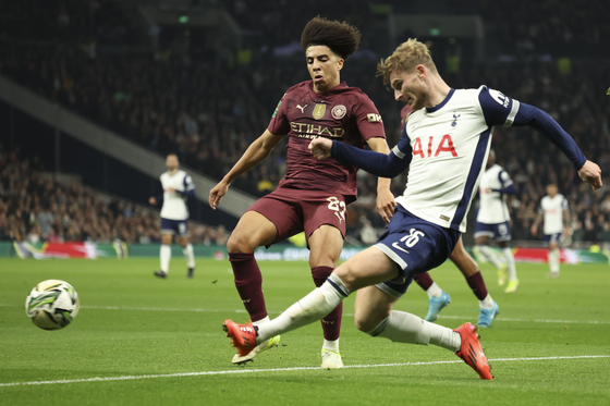 Tottenham Hotspur forward Timo Werner, right, shoots during the Carabao Cup match against Manchester City at Tottenham Hotspur Stadium in London on Wednesday. [AP/YONHAP] 