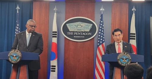South Korean Defense Minister Kim Yong-hyun, right, and U.S. Defense Secretary Lloyd Austin attend a press conference at the Pentagon near Washington on Wednesday. [YONHAP]