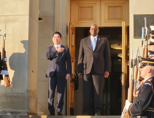 South Korean Defense Minister Kim Yong-hyun, left, and U.S. Defense Secretary Lloyd Austin attend a welcoming ceremony ahead of the annual Security Consultative Meeting at the Pentagon near Washington on Wednesday. [YONHAP]