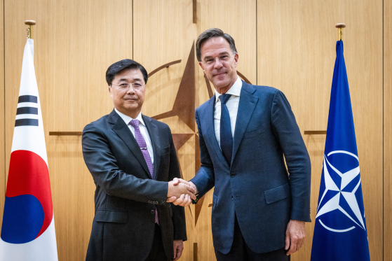 National Intelligence Service First Deputy Director Hong Jang-won, left, poses with NATO Secretary General Mark Rutte after a meeting with a South Korean delegation to discuss North Korea's troop deployment to Russia at NATO's headquarters in Brussels Monday. [YONHAP]