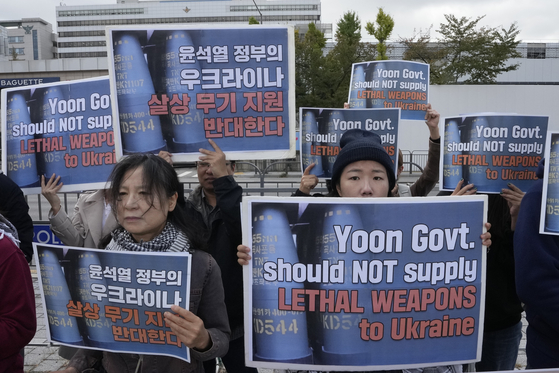 South Korean protesters stage a rally against their government's plans to supply lethal weapons to Ukraine in front of the presidential office in Yongsan District, central Seoul, on Oct. 23. [AP/YONHAP]
